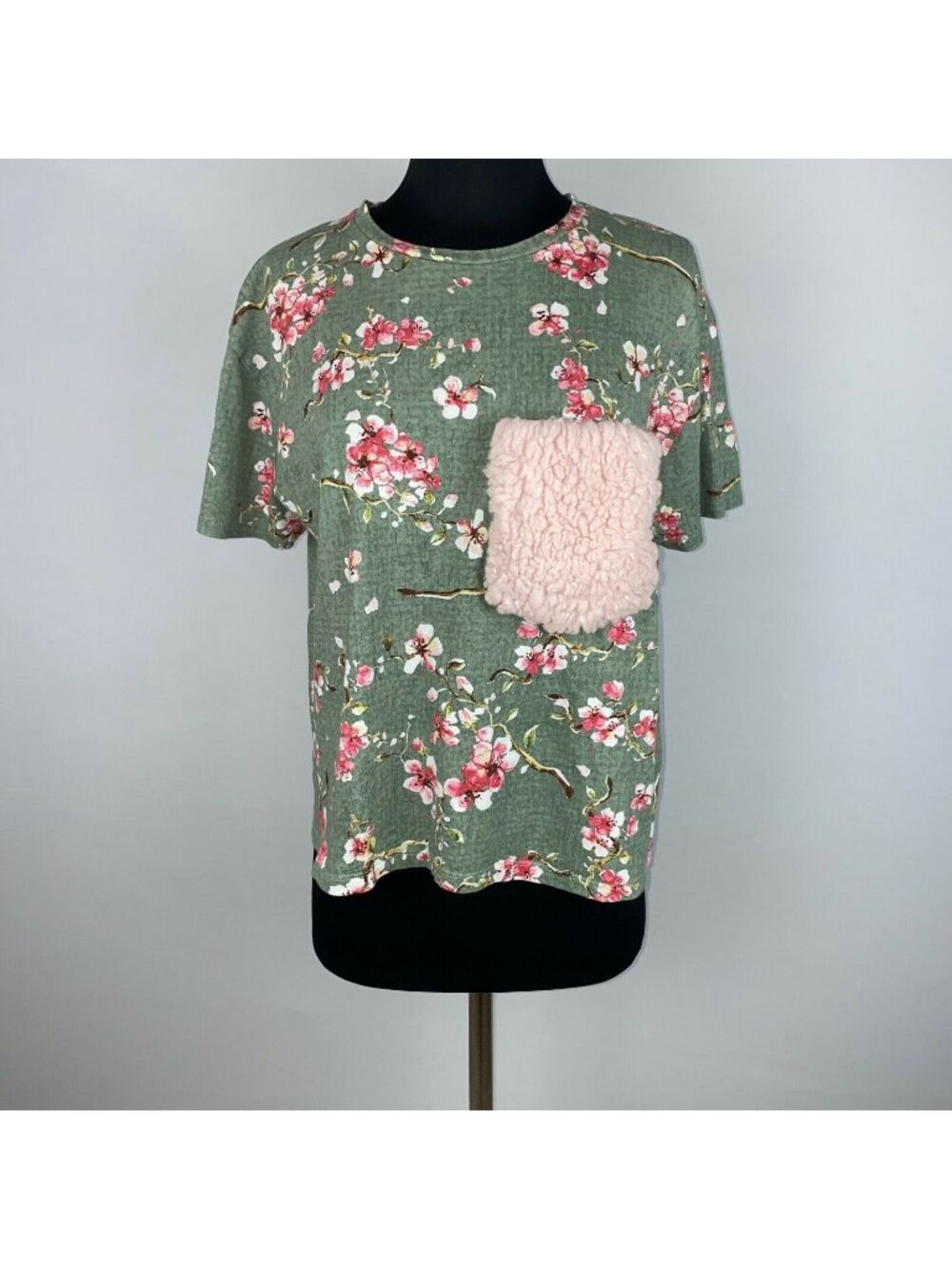 Zara Trafaluc Womens M Floral Fuzzy Chest Pocket Tee T-Shirt Top Short Sleeve